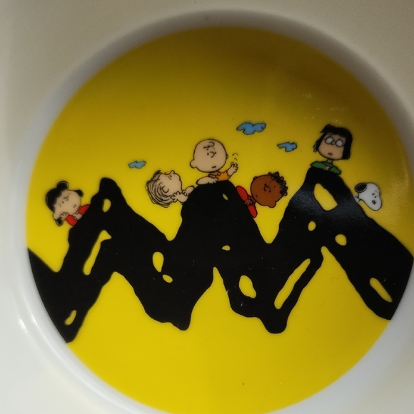 Peanuts Yellow and White Dog Bowl with Zigzag Design - Picture 6 of 8